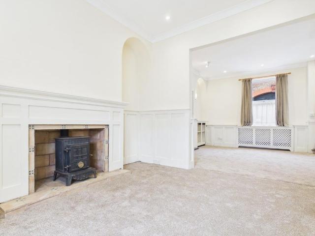 3 bedroom end of terrace house to rent
