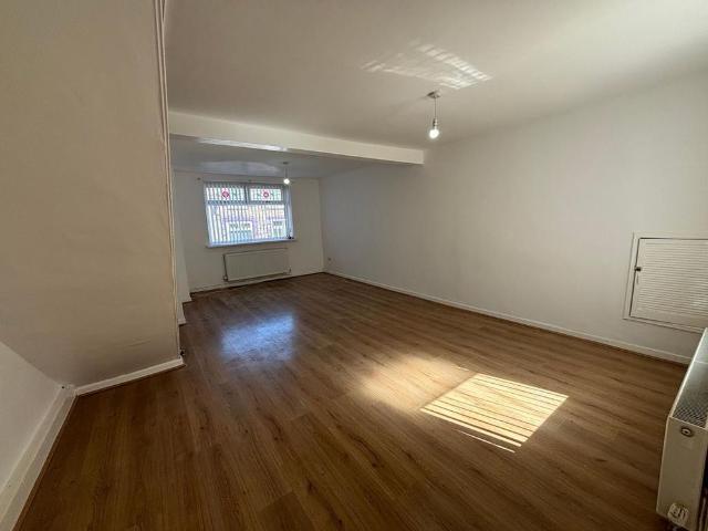 3 bedroom end of terrace house to rent