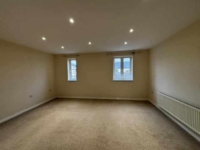 3 bedroom end of terrace house to rent