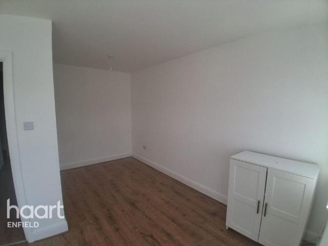 3 bedroom end of terrace house to rent