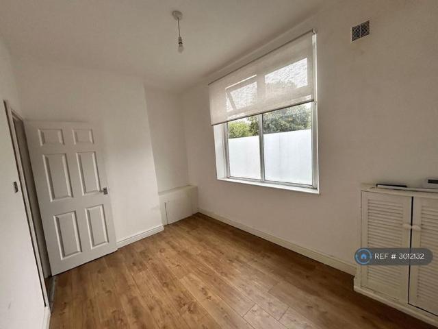 3 bedroom end of terrace house to rent