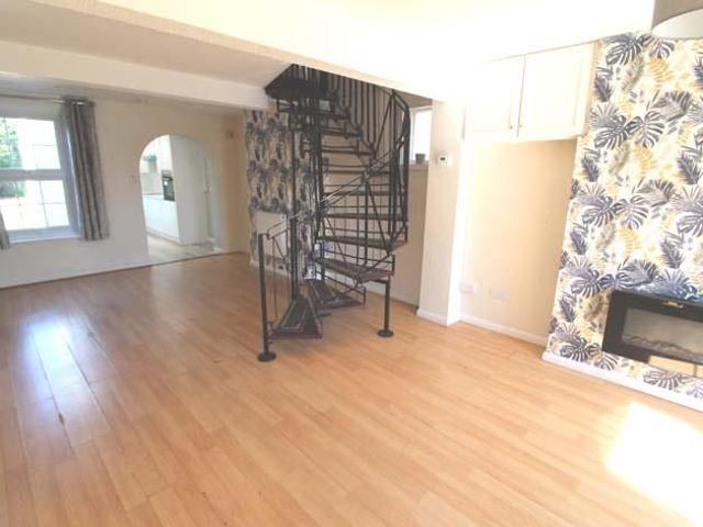 3 bedroom end of terrace house to rent