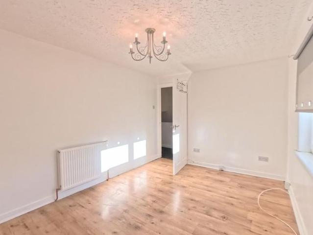 3 bedroom end of terrace house to rent