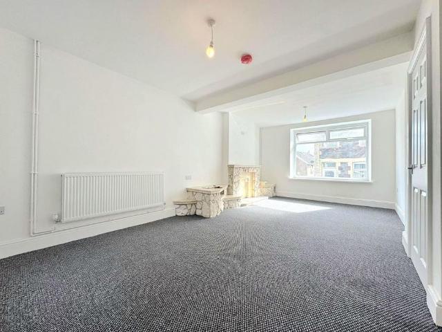 3 bedroom end of terrace house to rent