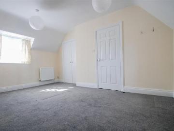 3 bedroom end of terrace house to rent