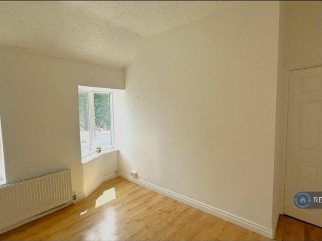 3 bedroom end of terrace house to rent