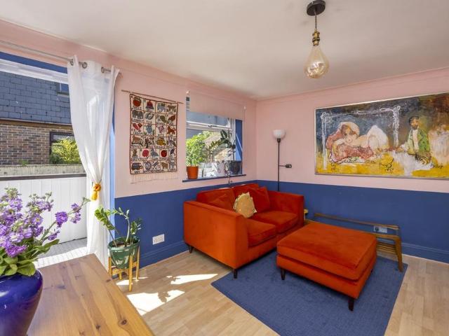 3 bedroom end of terrace house to rent