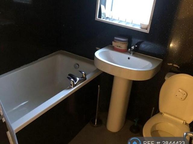 3 bedroom end of terrace house to rent