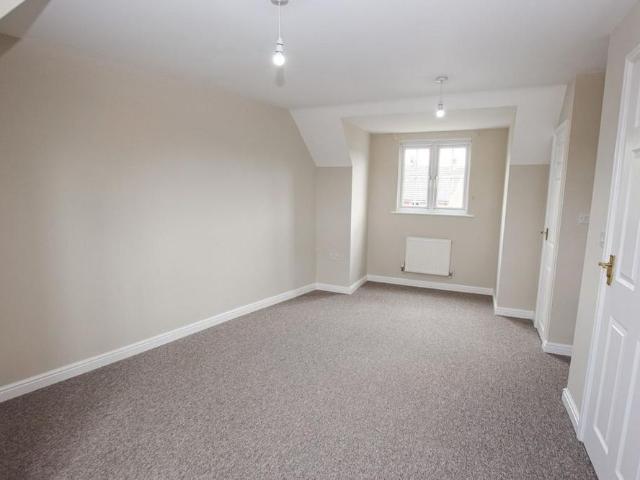 3 bedroom end of terrace house to rent