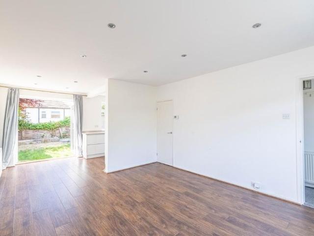 3 bedroom end of terrace house to rent