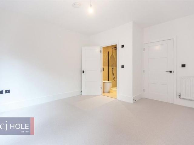 3 bedroom end of terrace house to rent