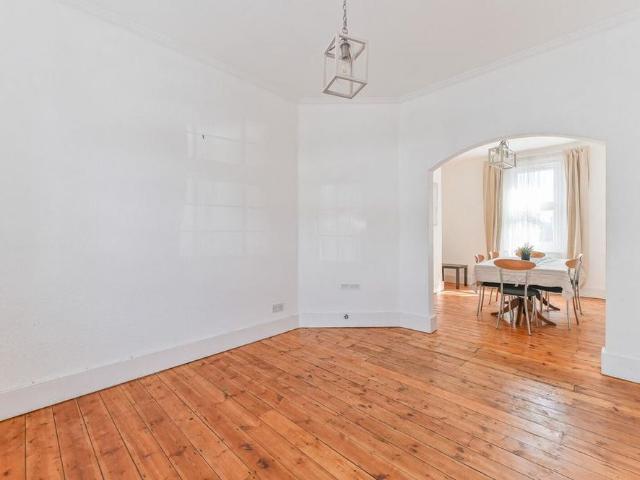 3 bedroom end of terrace house to rent