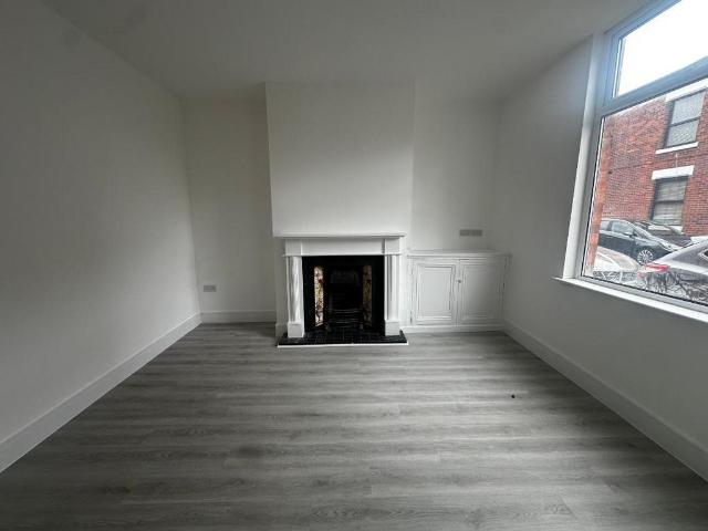 3 bedroom end of terrace house to rent