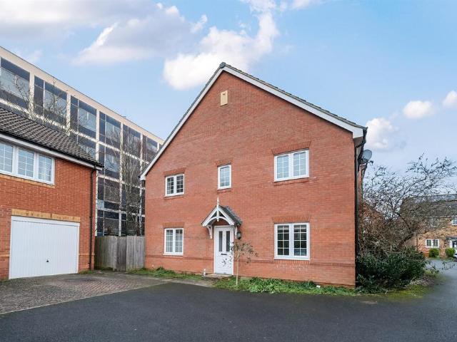 3 bedroom end of terrace house to rent