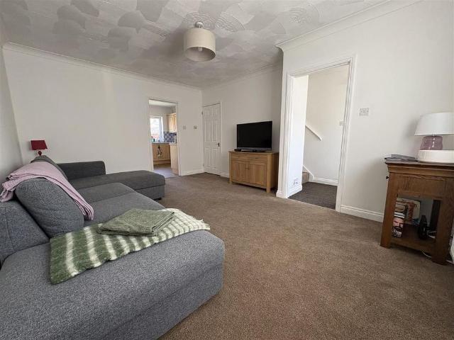 3 bedroom end of terrace house to rent