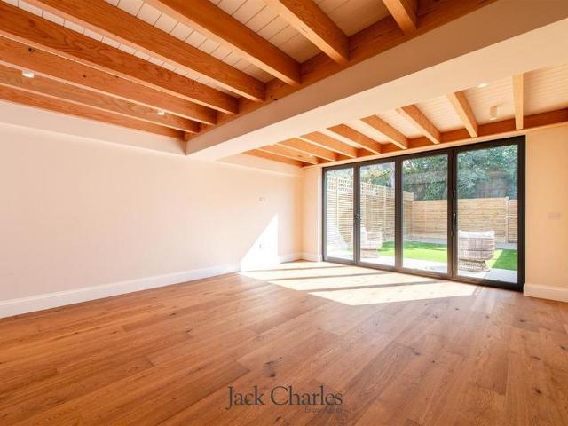 3 bedroom end of terrace house to rent