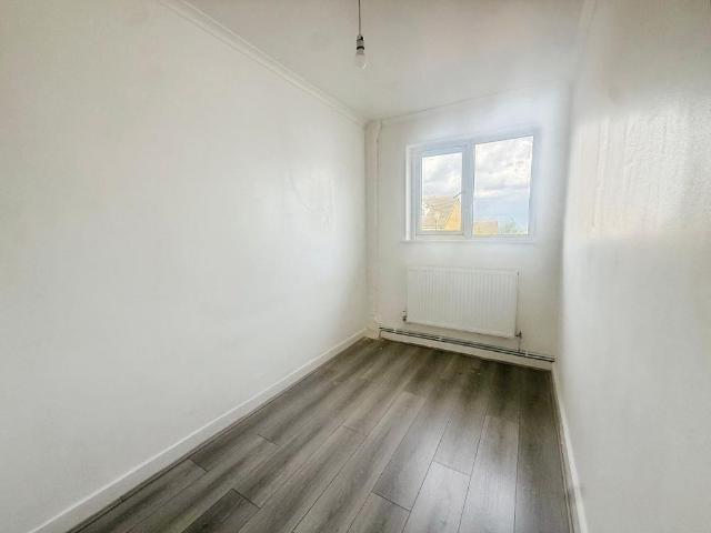 3 bedroom end of terrace house to rent
