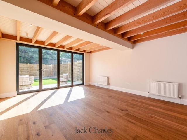 3 bedroom end of terrace house to rent