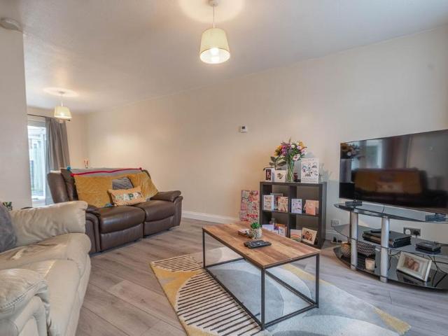 3 bedroom end of terrace house to rent