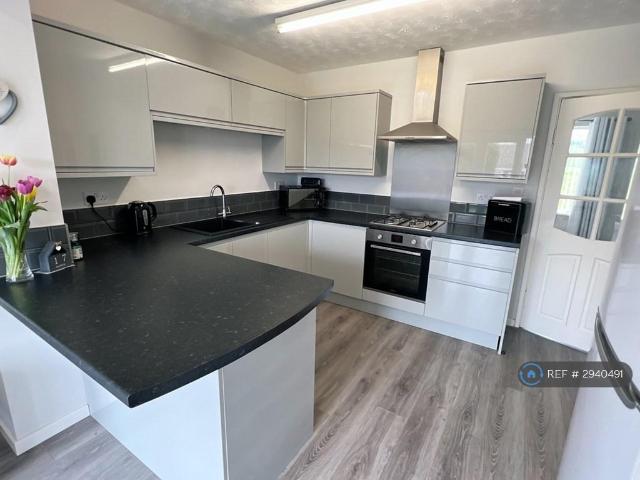 3 bedroom end of terrace house to rent