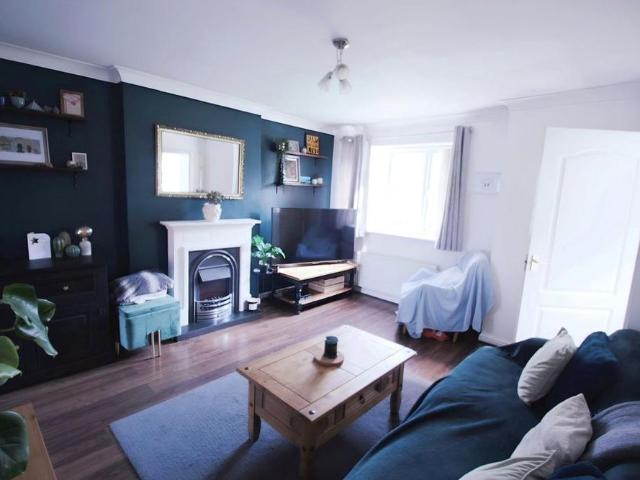 3 bedroom end of terrace house to rent