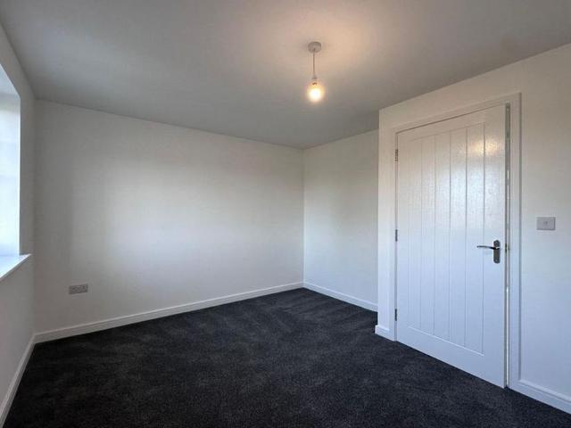 3 bedroom end of terrace house to rent