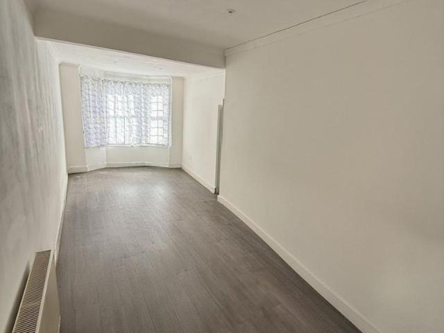 3 bedroom end of terrace house to rent