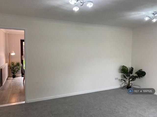 3 bedroom end of terrace house to rent