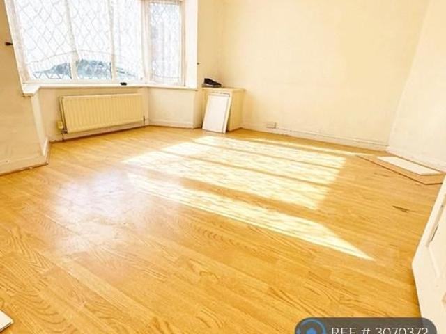3 bedroom end of terrace house to rent