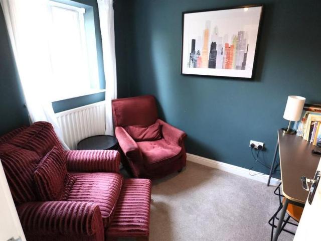 3 bedroom end of terrace house to rent