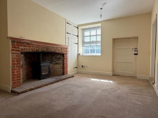 3 bedroom end of terrace house to rent