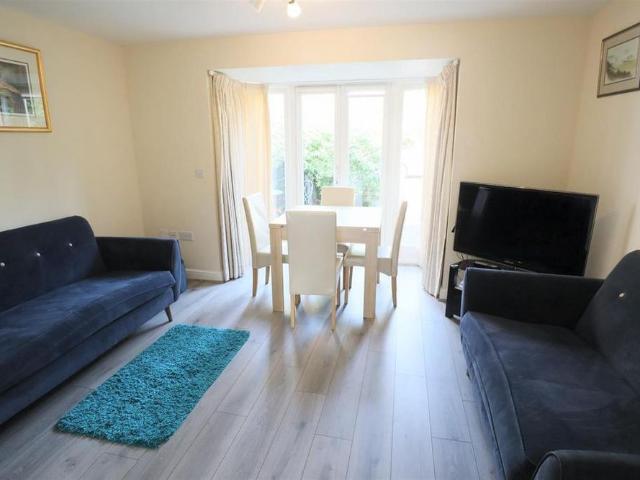 3 bedroom end of terrace house to rent