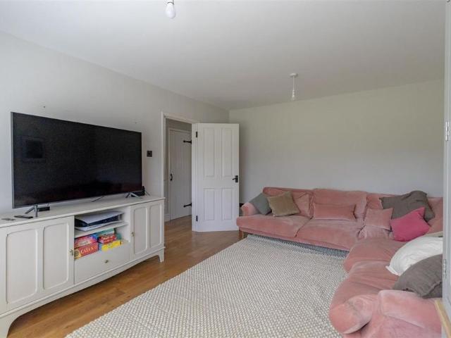 3 bedroom end of terrace house to rent