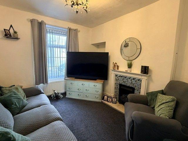 3 bedroom end of terrace house to rent