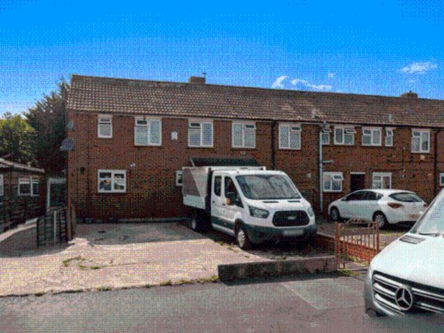 3 bedroom end of terrace house to rent