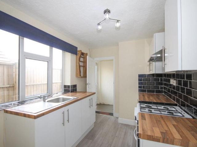 3 bedroom end of terrace house to rent