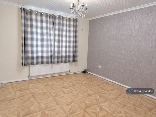 3 bedroom end of terrace house to rent