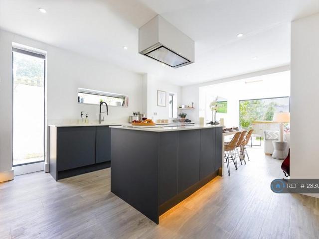 3 bedroom end of terrace house to rent