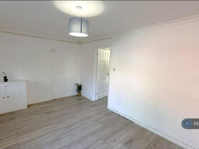 3 bedroom end of terrace house to rent