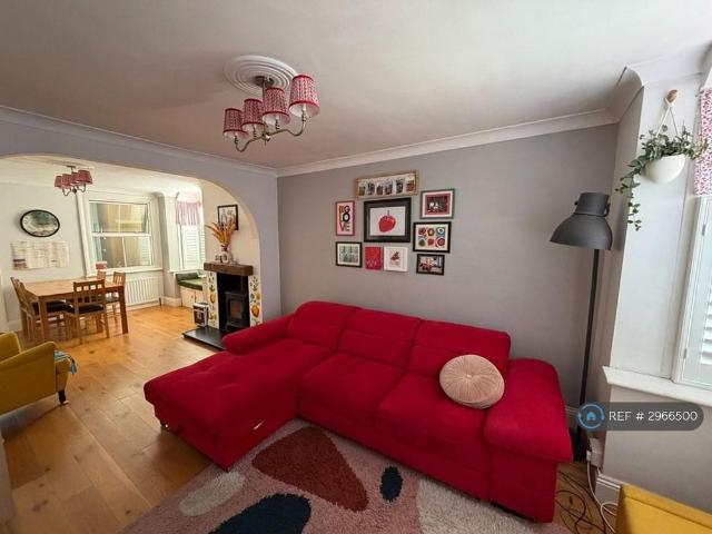 3 bedroom end of terrace house to rent