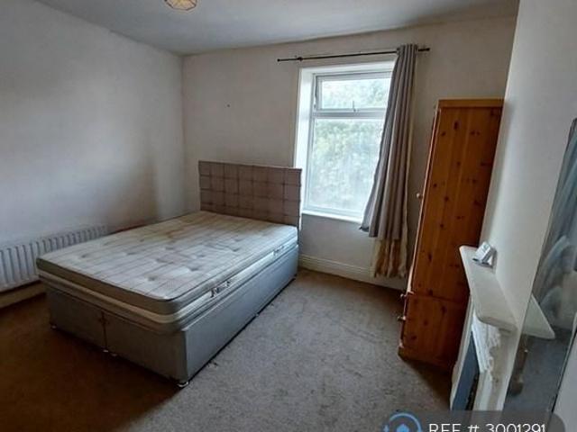 3 bedroom end of terrace house to rent