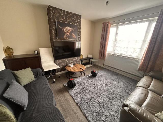 3 bedroom end of terrace house to rent
