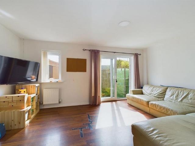 3 bedroom end of terrace house to rent