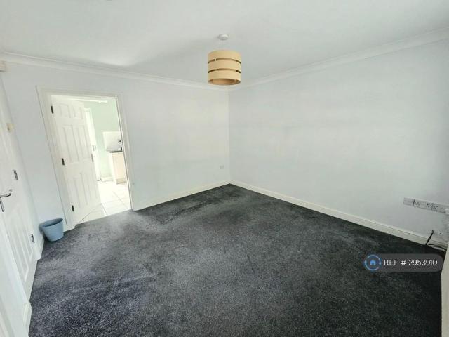 3 bedroom end of terrace house to rent