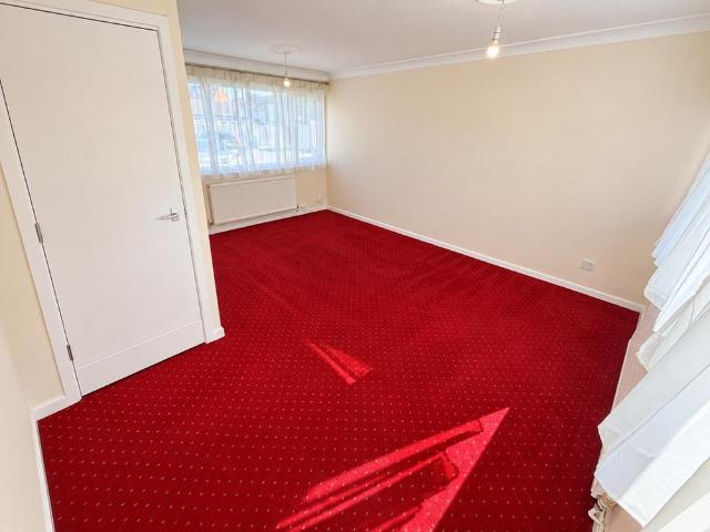 3 bedroom end of terrace house to rent