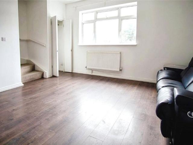 3 bedroom end of terrace house to rent
