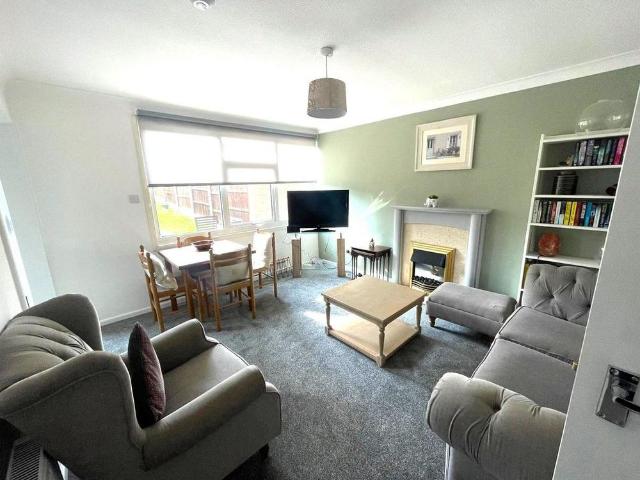 3 bedroom end of terrace house to rent