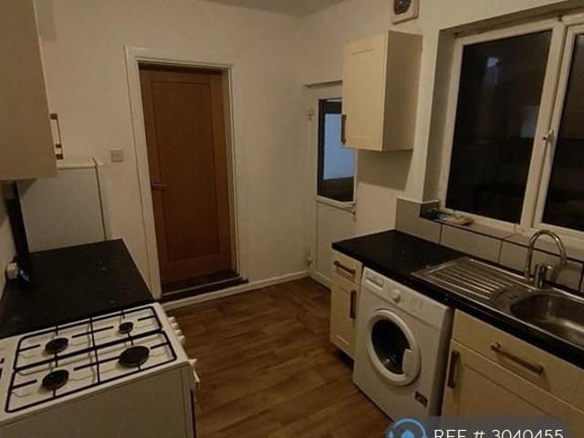 3 bedroom end of terrace house to rent