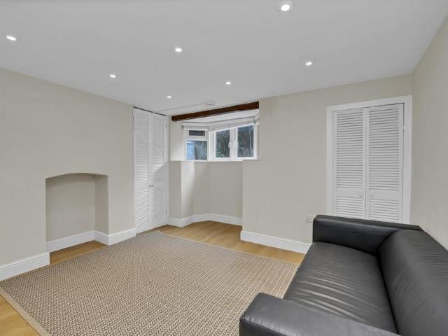 3 bedroom end of terrace house to rent