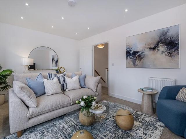 3 bedroom end of terrace house to rent